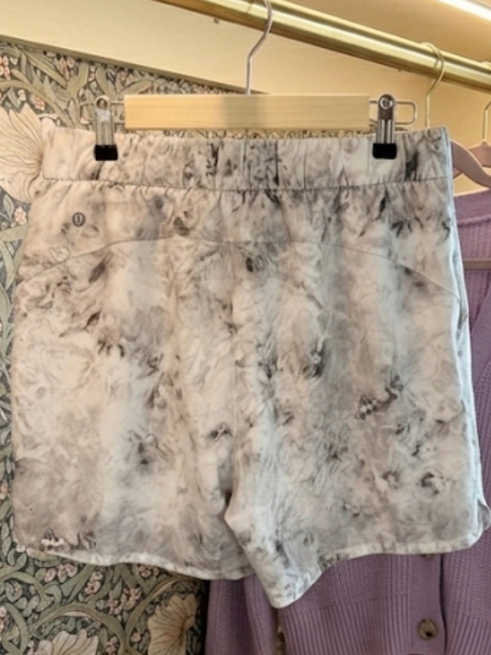 Lululemon Flat-Front Relaxed Shorts in the white and grey "Aquila Rhino" marblee - Picture 6 of 8